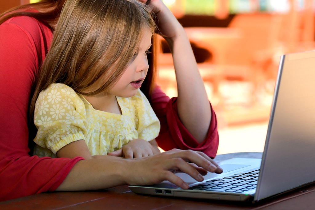 ¿Cómo involucrar a más niñas y mujeres jóvenes en internet?