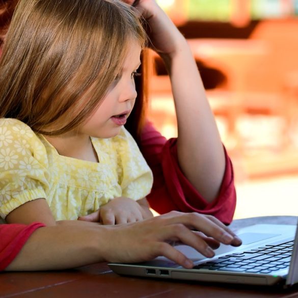 ¿Cómo involucrar a más niñas y mujeres jóvenes en internet?